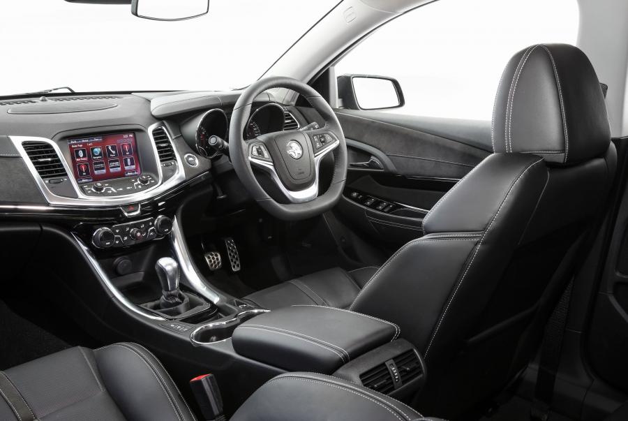 Интерьер Holden Commodore SS V Redline 2017 года  (фото 9 из 11)